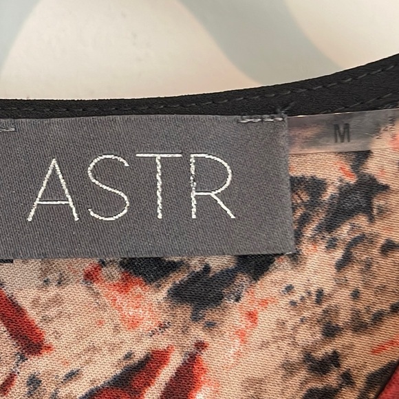 ASTR SLEEVELESS SILKY TANK ABSTRACT BLOUSE SIZE MEDIUM - Picture 6 of 10